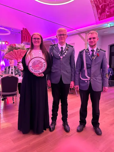 Kreisjuniorenkönigin Lea-Marie Hillmer (v. li.), Zweiter Schülerkönig Paul Hillmer und Zweiter Kreisjuniorenadjutant Timo Hillmer | Foto: SK Tespe 