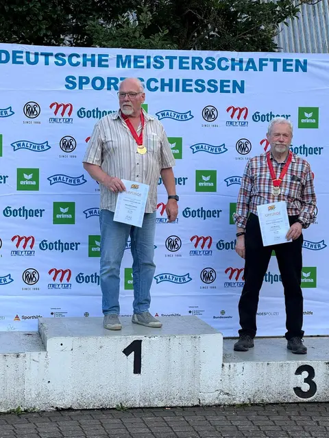 Klaus Dieter-Benecke (li.) ist stolz auf seinen Meistertitel | Foto: Angelika Benecke