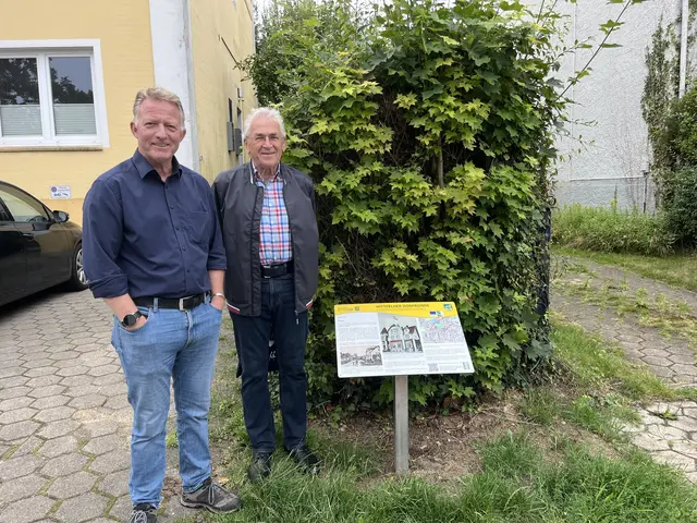 Sören Sahling (v.li.) und Henning Drewes vom Heimatverein Hittfeld präsentieren Station Nummer 27 auf der Hittfelder Dorfrunde - "Kaiserliches Postamt" | Foto: sra