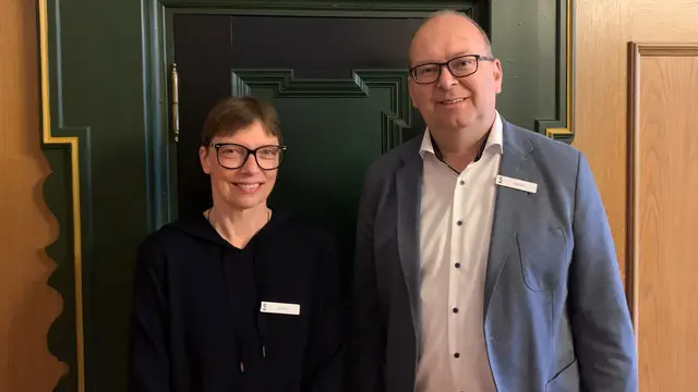 Ina Sander und Bürgermeister Sönke Hartlef im Rahmen der Feierstunde im Rathaus | Foto: Hansestadt Stade