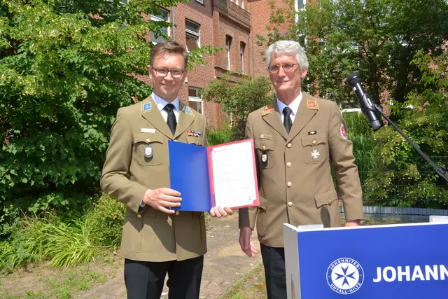 Alexander Jansen (li.) wurde von Dr. Klaus von Gierke, ehrenamtliches Mitglied im Johanniter Landesvorstand Nord, zum ehrenamtlichen Regionalvorstand im Regionalverband Harburg berufen | Foto: Johanniter