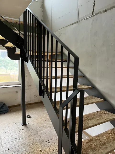 Die Mitarbeiterdusche ist jetzt über eine moderne Treppe erreichbar, die anstelle der früheren, engen Wendeltreppe eingebaut wurde | Foto: sra