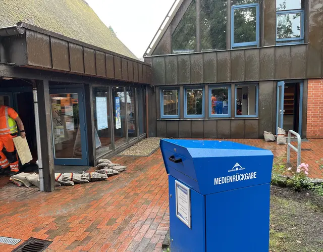 Die blaue Rückgabebox vor dem Gebäude ist bis zum Ende der Woche geöffnet | Foto: sra