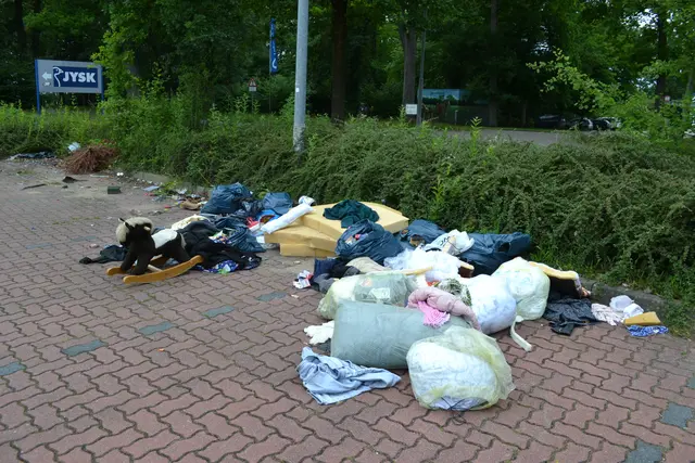 Unglaublich: Wenige Tage, nachdem die Altkleidercontainer am Rewe-Markt in der Zinnhütte abgebaut wurden, lag die Fläche komplett voller Müll | Foto: bim
