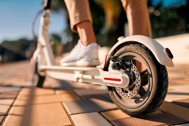 Auf einem E-Scooter darf nur eine Person zur Zeit fahren – Gehwege sind tabu | Foto: AdobeStock/Valerii Apetroaiei