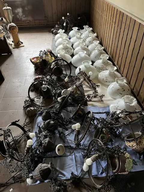 Die historischen Lampen wurden aufbewahrt und dem neuen Pächter zur Verwendung angeboten. Ob sie in sein Konzept passen, entscheidet dieser selbst | Foto: sra