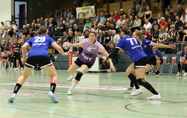 Anastasia Karaman (Mitte) von den Handball-Luchsen im Angriffsmodus | Foto: cc