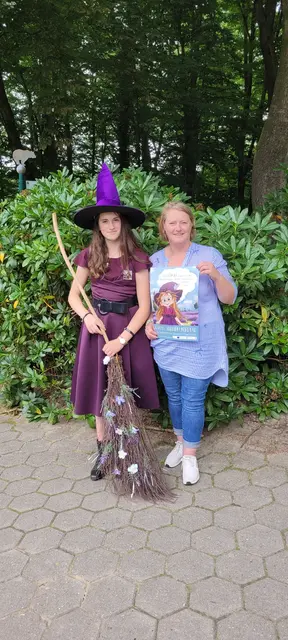 Freuen sich auf die Abenteuerpfad-Besucher: Heidehexe Hedi und Nicole Steenbuck von der Gemeindeverwaltung | Foto: Gemeinde Hanstedt