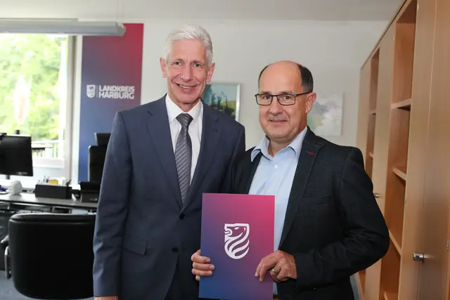 Landrat Rainer Rempe (li.) verabschiedet Jörn Petersen als Leiter des Betriebs Gebäudewirtschaft und würdigt sein Engagement | Foto: Landkreis Harburg