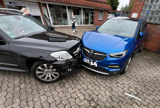 Der Mercedes der Unfallverursacherin kam erst zum Stehen, nachdem er einen Opel gegen eine Hauswand gedrückt hatte | Foto: Polizei