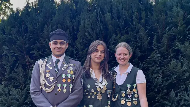 Die Jungschützenkönigin (v.li.): Adjutant Gani Singh, Jungschützenkönigin Cara Heuer und Adjutantin Marie Sekerdick | Foto: Schützenverein Ramelsloh