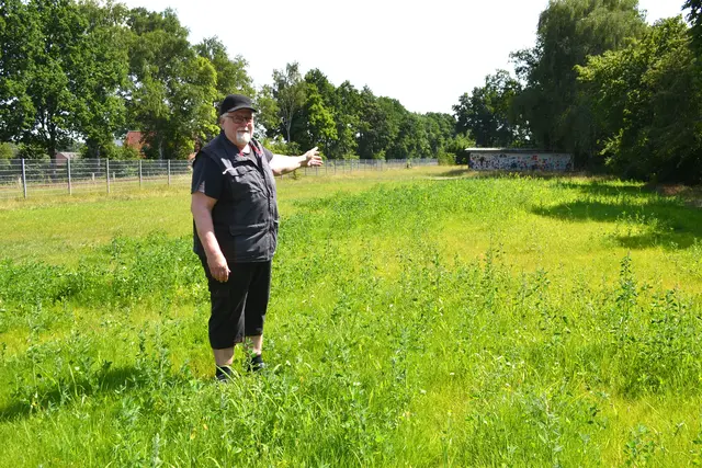 Eckhard Matthies auf der Fläche, auf der die Wohnmobilstation entstehen könnte | Foto: bim