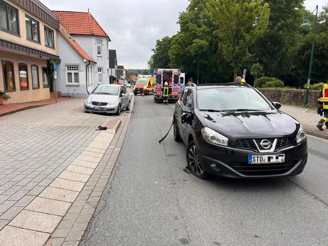 Zunächst wurde der silberne Mercedes im Hintergrund gerammt, anschließend der Nissan auf der Fahrbahn | Foto: Polizei