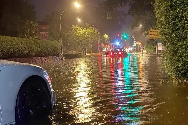DIe Straße "An den Höfen" wurde bei dem Starkregen überflutet | Foto: Pressestelle Feuerwehr Seevetal