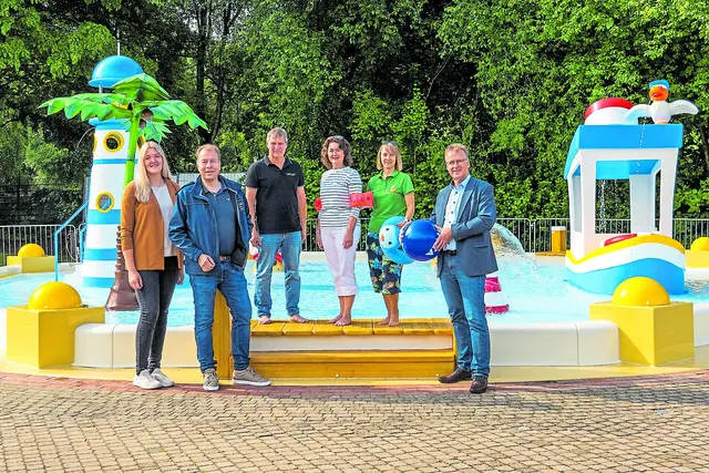 Feierliche Eröffnung des Beckens mit (v. li.): Merle Buschmann, Christian Bär (beide Janßen Bär Partner), Michael Wege (Betriebsleiter), Susanne de Bruijne (Bürgermeisterin), Nicole Kaatz (Regionalmanagerin) und Bernd Meinke (1. Samtgemeinderat) | Foto: FiNDMOREPICUTRES