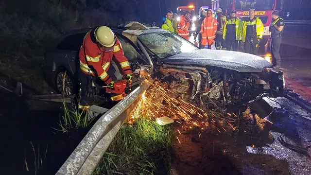 Die Einsatzkräfte durchtrennten die Leitplanke mithilfe eines Trennschleifers | Foto: FF Samtgemeinde Hanstedt