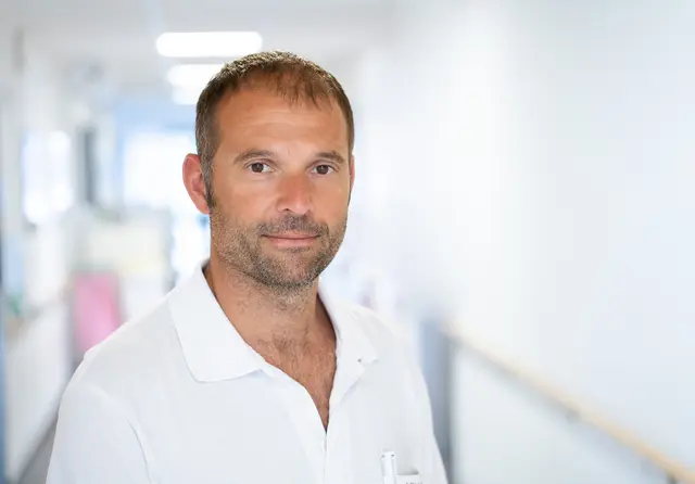 Dr. med. Sebastian Lawrenz tritt die Nachfolge von Dr. med. Homajun Massoun an und wird Chefarzt der Klinik für Allgemein- und Viszeralchirurgie am Elbe Klinikum Buxtehude | Foto: Elbe Kliniken, Sebastian Braeutigam