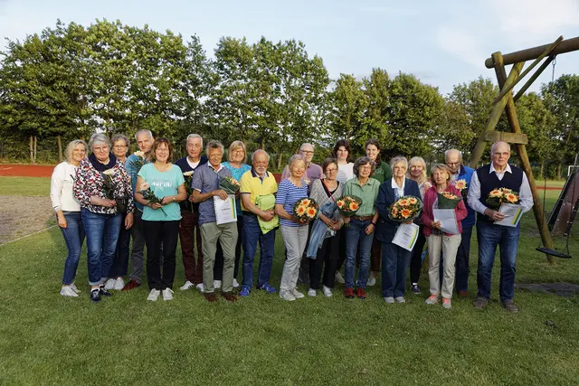 Urkunden und Blumen als Belohnung für den Sportsgeist: die Geehrten des MTV Jahn Obermarschacht in einer Versammlungspause | Foto: Wolfgang Meisel