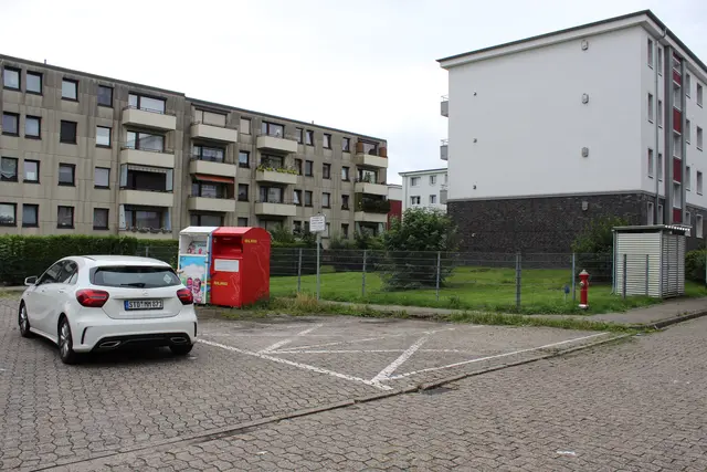 Auf der mit weißen "X" markierten Fläche standen bis vor Kurzem noch Altglas- und Altpapiercontainer. Übrig geblieben sind die Container für Altkleidung | Foto: sb