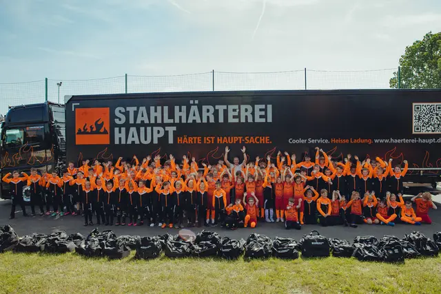 Die Jugendkicker des TSV Auetal und ihre Trainer freuen sich über das mit Unterstützung der Stahlhärterei Haupt angeschaffte neue Outfit | Foto: Laura Fornefeld