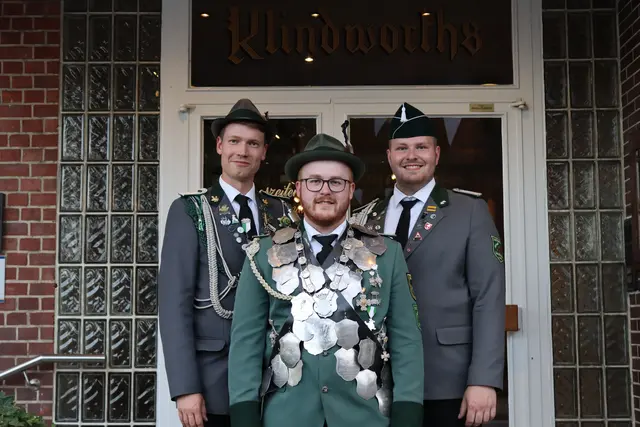 Jungschützenkönig Steffen Hausschild mit Adjutanten Tom Jüngling und Malte Becker  | Foto: Schützenverein Sauensiek