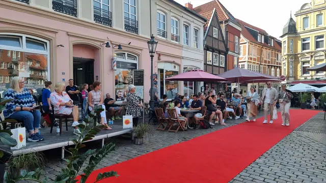 Das Finale von Stade sucht den Heimatshopper findet traditionell auf dem roten Teppich am Fischmarkt statt. | Foto: STADE Marketing und Tourismus GmbH