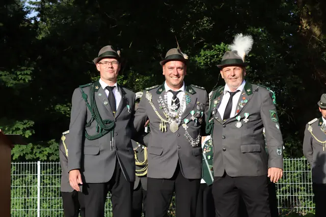 Best Mann Sven Wilder mit Adjutanten Thomas Chniel und Dietmar Behncken | Foto: Schützenverein Sauensiek