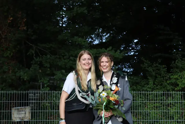 Jungschützenkönigin Marie Viets mit Adjutantin Maike Heimberg, es fehlt Adjutantin Merle Viets  | Foto: Schützenverein Sauensiek