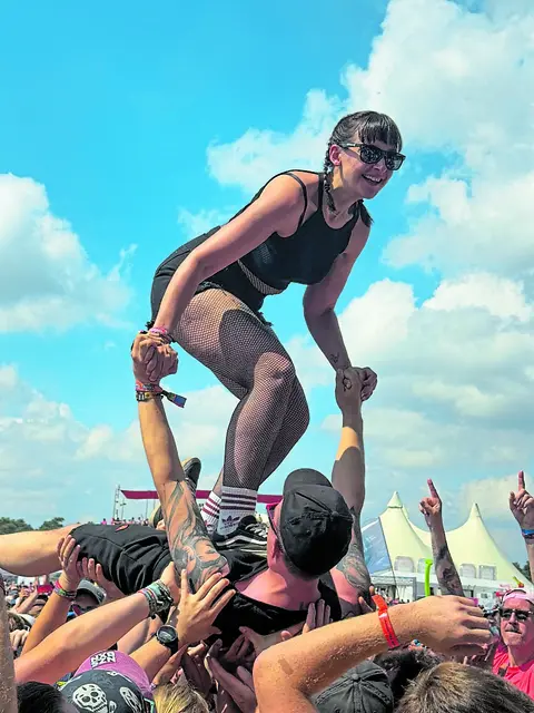 Crowdsurfen der besonderen Art | Foto: @olb_in_concert