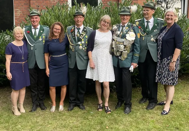 Das Königsgespann (v. li.): Sylvia und Stefan Fischer, Nicole und Arne Vaubel, Sybille und Jürgen Meyer, Stefan und Petra Paschke | Foto: SV Vahrendorf / Vaubel