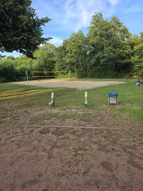 Auf der Bank auf einem Spielplatz am Bultweg ist das Sitzen derzeit verboten bzw. mangels Brettern gar nicht möglich | Foto: thl