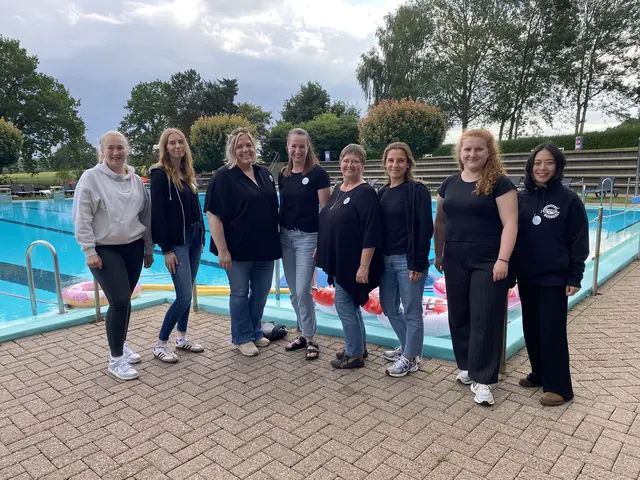 „For girls only“: Die Pädagoginnen des Arbeitskreises für Mädchenarbeit im Landkreis Harburg freuen sich über den Erfolg der Poolparty | Foto: Landkreis Harburg