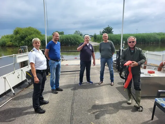 Das Prüfungskomittee mit dem angehenden Fährmann Ludger Steltenpohl (re.) | Foto: Ziemens