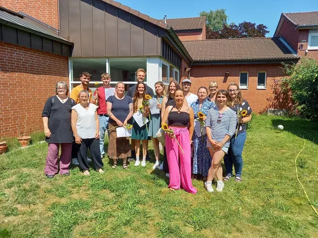 Die AbsolventInnen eines Lehrgangs zur Kindertagespflege in der Kreisvolkshochschule Landkreis Harburg. | Foto: Landkreis Harburg