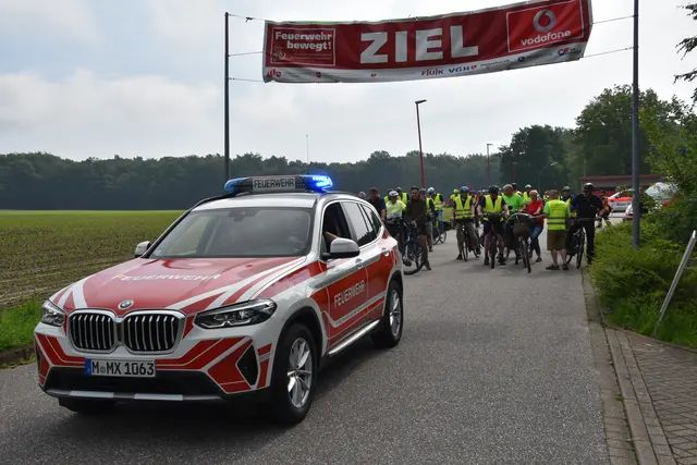 Einsatzleitwagen der Feuerwehr sicherten in den vergangenen Jahren die Tourteilnehmer ab | Foto: Mathias Wille
