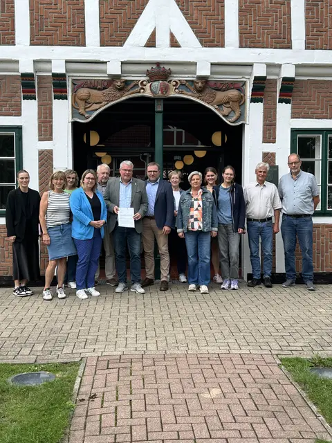 Gute Stimmung bei der Jorker Projektgruppe: Der Bescheid für die Dorfentwicklung ist da | Foto: Gemeinde Jork