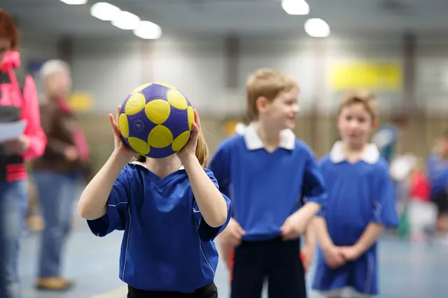 Teamgeist entwickeln beim Handball | Foto: @adobestock/otterspeer.com Stock