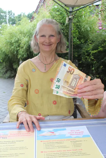 Doris Rohde aus Neu Wulmstorf macht sich für den Erhalt des Bargeldes stark | Foto: pm