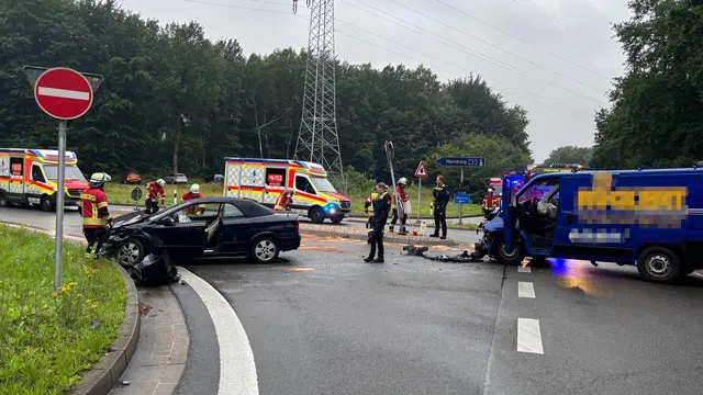 Die Einsatzkräfte aus Thieshope und Brackel sichern die Unfallstelle | Foto: Freiwillige Feuerwehr Samtgemeinde Hanstedt