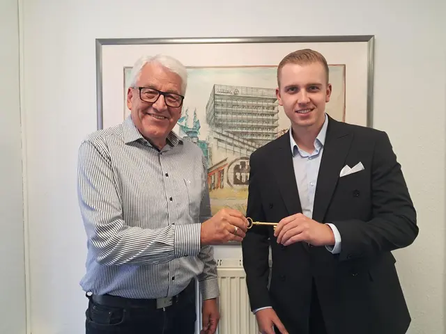 Thomas Reimers (li.) übergibt den goldenen Schlüssel an Simon Plieschke, der nun die Allianz-Agentur leiten wird | Foto: Anika Werner