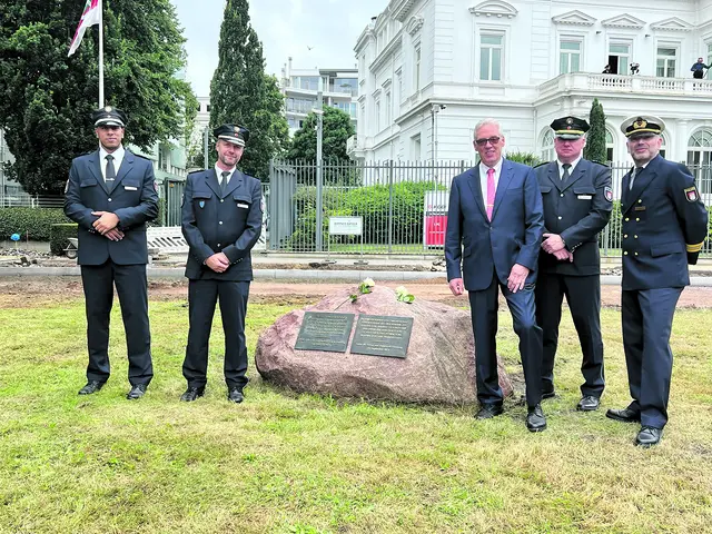 Am Gedenkstein für die Opfer der Terroranschläge von 2001: der ehemalige Hamburger Ordnungshüter Dieter Hamann (3. v. re.) mit Christian Penack (2. v. re.), Leitungsstab-Leiter im Polizeipräsidium der Hansestadt, und dessen Kollegen | Foto: Hamann