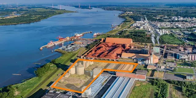 Das Gelände des geplanten Altholz-Heizkraftwerks am Stader Seehafen (orange Fläche). Die meisten Bestandsgebäude auf dem vorgesehenen Areal sind - anders als auf dieser Aufnahme - bereits abgerissen. Direkt dahinter befinden sich die Anlagen von AOS | Foto: Martin Elsen/nord-luftbilder.de
