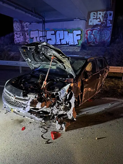 Der Opel Astra wurde bei dem Unfall auf einen anderen Wagen geschoben | Foto: Timm Ladwig, Feuerwehr Jork