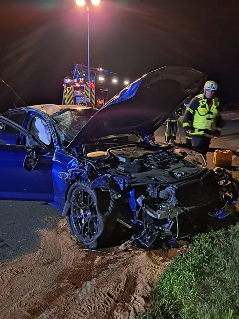 Die völlig zerstörte Frontseite des BMW | Foto: Timm Ladwig, Feuerwehr Jork