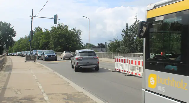 An der provisorischen Ampelanlage auf der Canteleu-Brücke staut es sich weit zurück. Der Grund ist die halbseitige Sperrung wegen der Baustelle | Foto: pm