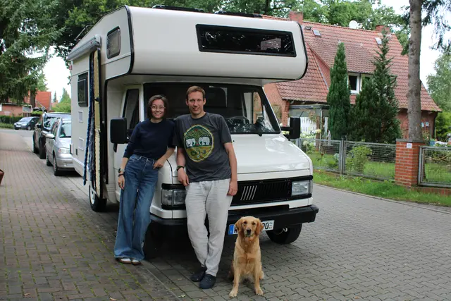 Tini Ellefsen und Moritz Löbentrau mit Golden Retriever-Hündin Socke starten spätestens in zwei Wochen, "sobald die lange bestellte Heckbox angekommen und montiert ist", sagt Moritz. | Foto: pöp