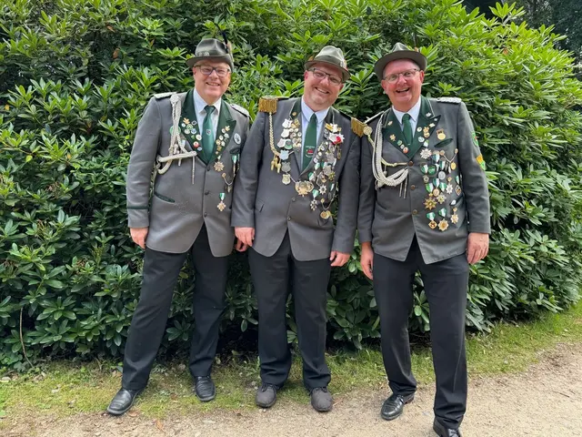 Majestätisches Trio: Schützenkönig Tobias Bartels (Mi.) mit seinen Adjutanten Rainer Drewes (li.) und Heinrich Vogt | Foto: Kai Schwanitz