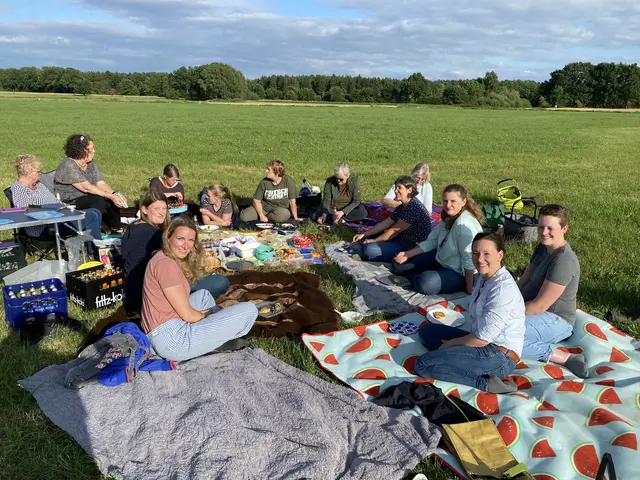 Die "Hoffreundinnen" beim Picknick auf einer Wiese in Bahlburg | Foto: Marie-Christin Duden