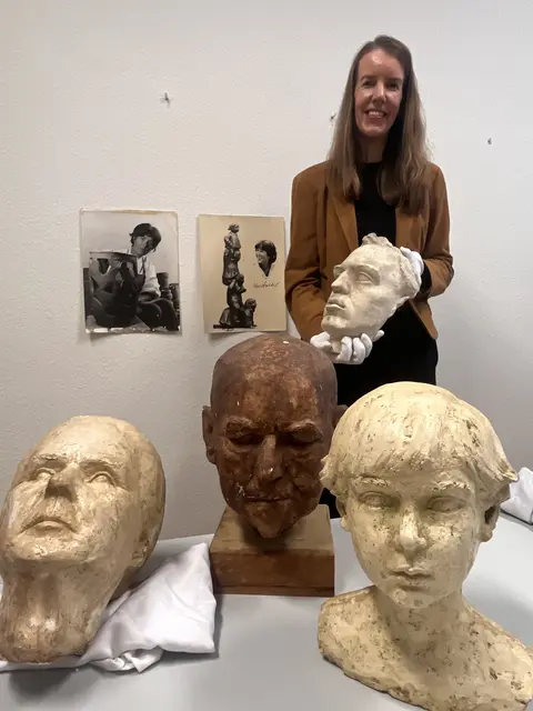 Kuratorin Katharina Groth zeigt einige Werke von Uta Falter-Baumgarten | Foto: Museum Kunststätte Bossard