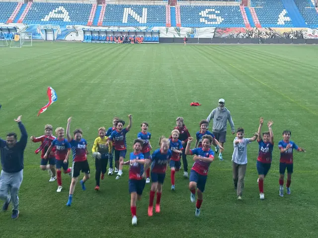 Die U11-Kicker und ihre Trainer jubeln über den Sieg gleich beim ersten Turnierspiel | Foto: Butzlaff